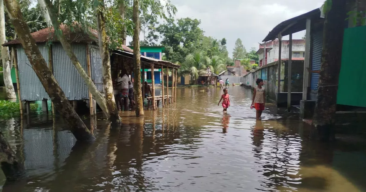 Lalmonirhat flood: Teesta water recedes, miseries mount
