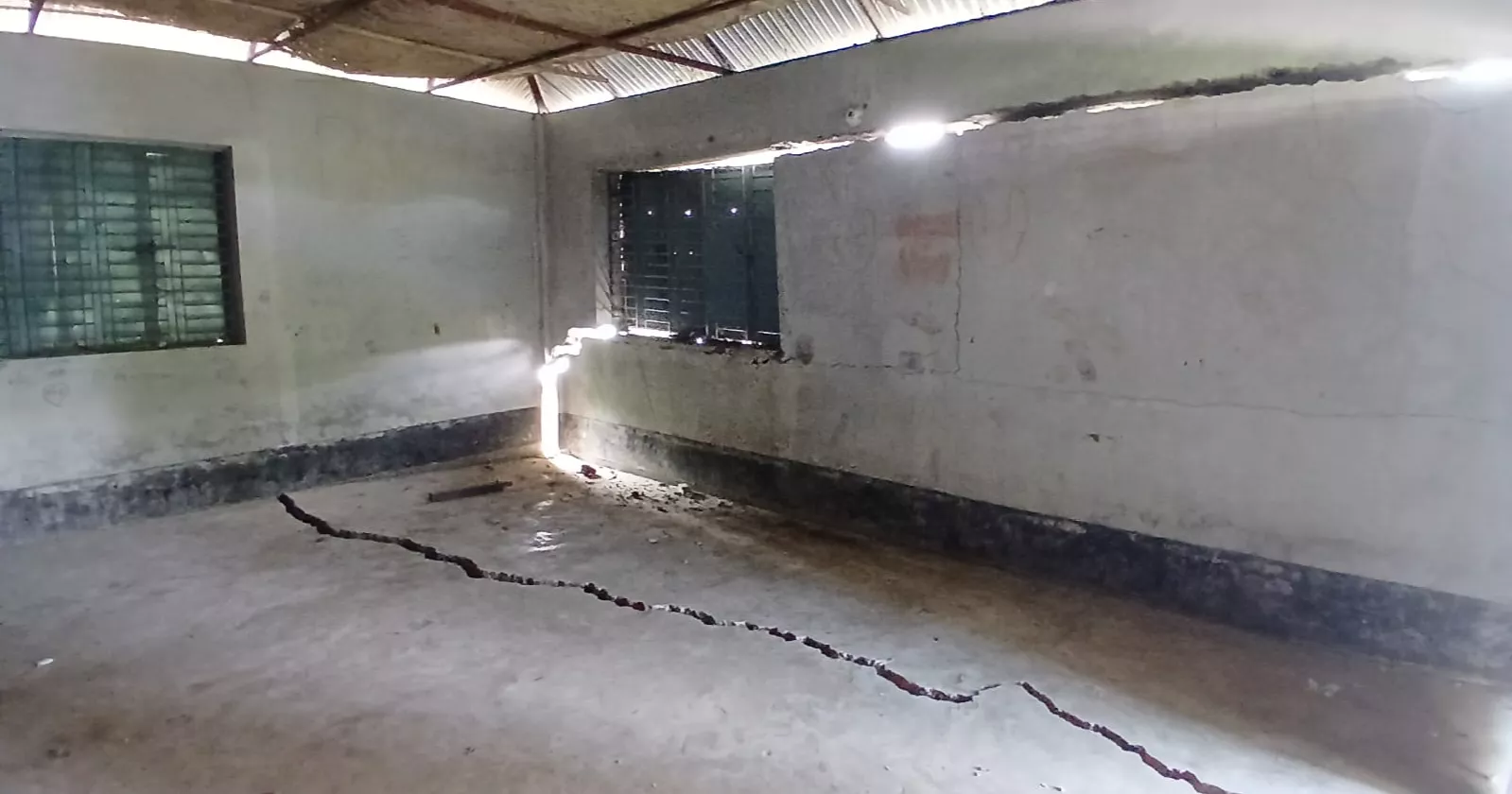 Students fear collapse as river threatens to swallow Feni school