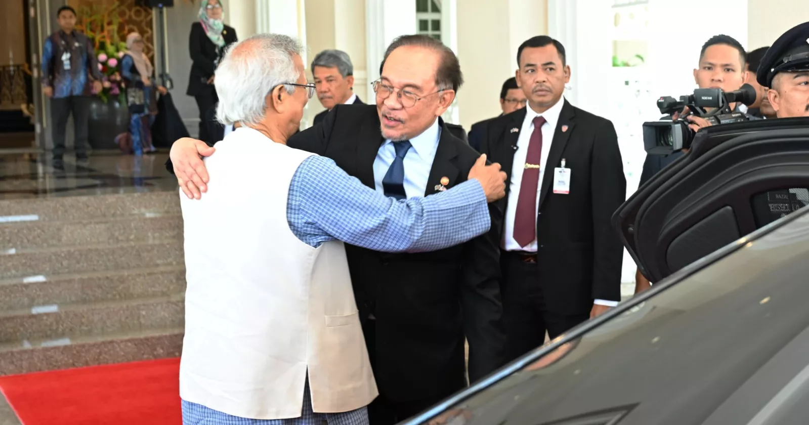 Anwar Ibrahim hosts luncheon in honour of Prof Yunus