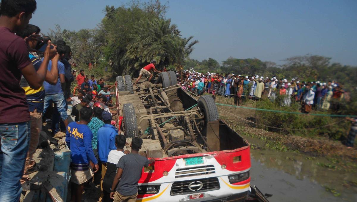 Schoolgirl killed in Khulna picnic bus crash
