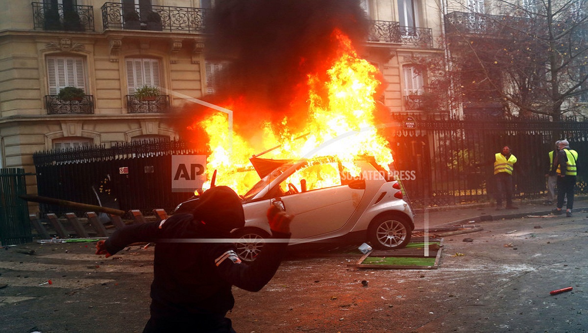 Riot debris covers Paris streets; 133 injured, 412 arrested