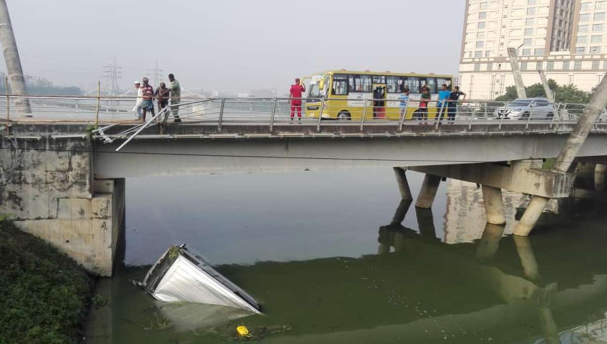 Microbus falls into Hatirjheel lake 