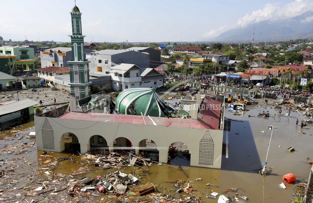 Indonesia tsunami toll tops 800 amid search for survivors