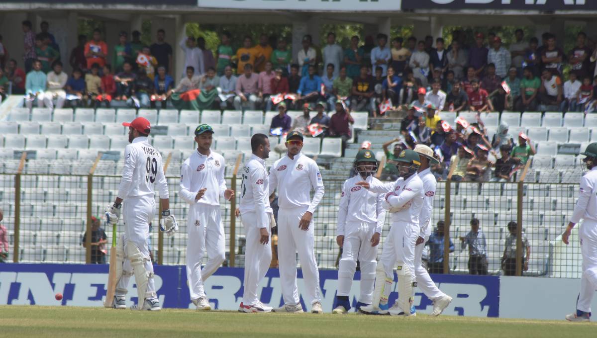 Chattogram Test 2nd day lunch: Bangladesh suffer early blow