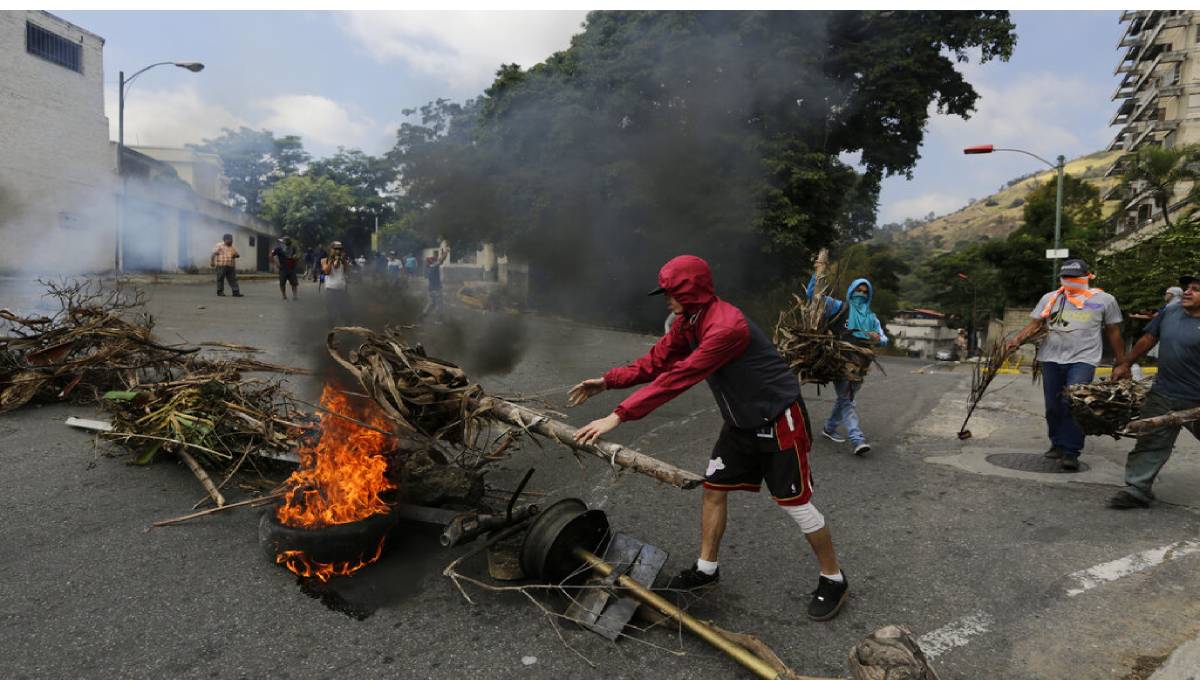 Venezuela quells soldiers' revolt, top court blasts congress