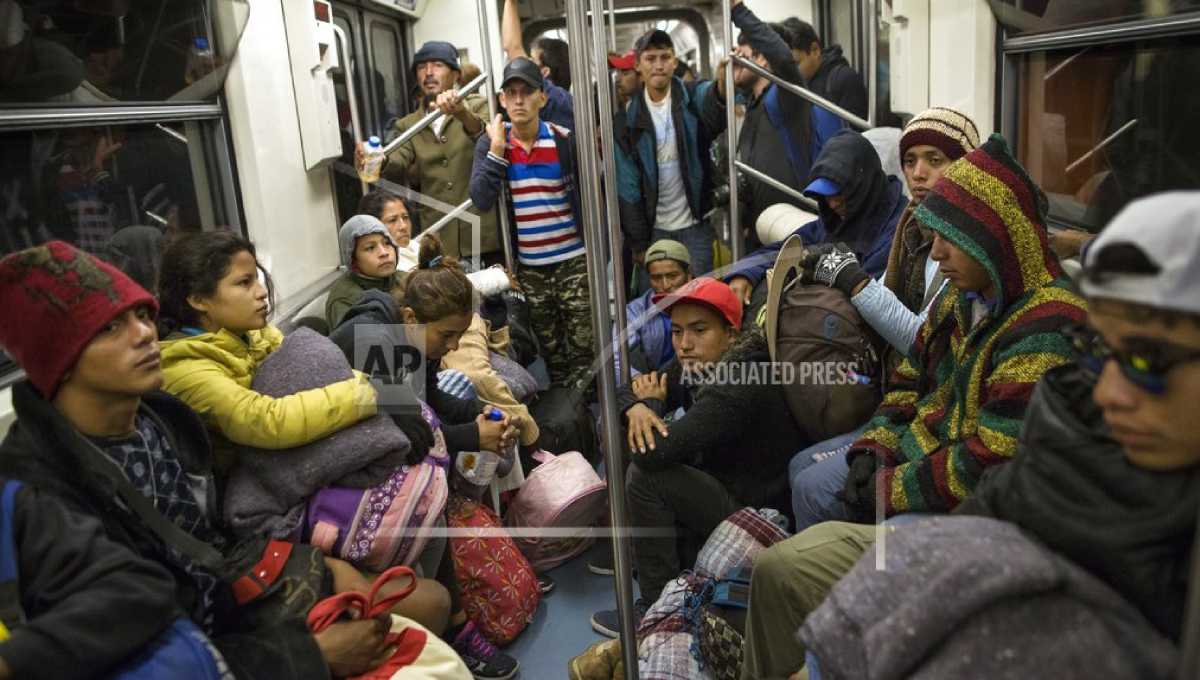 Hundreds of migrants leave Mexico City headed for border