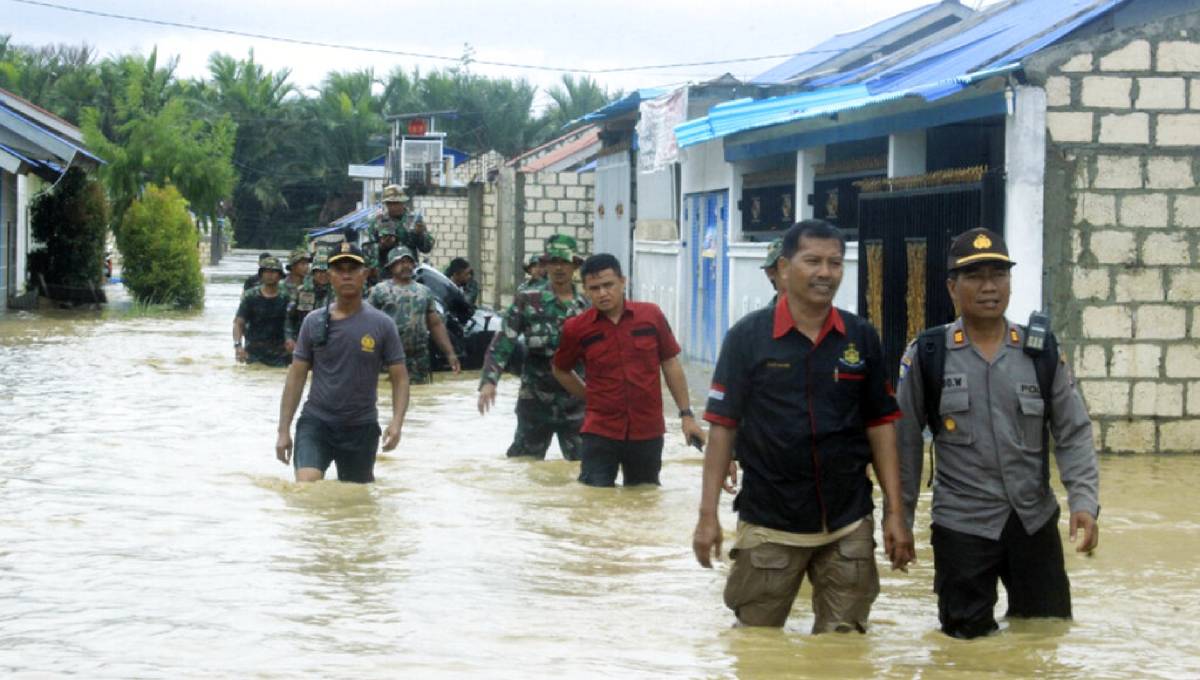 Flash floods, earthquake in Indonesia kill over 80