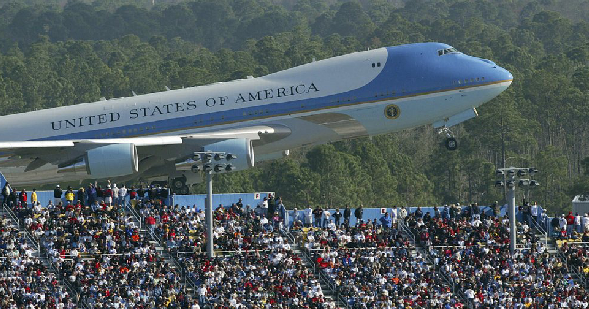 Trump looks to rev up his base at Daytona 500