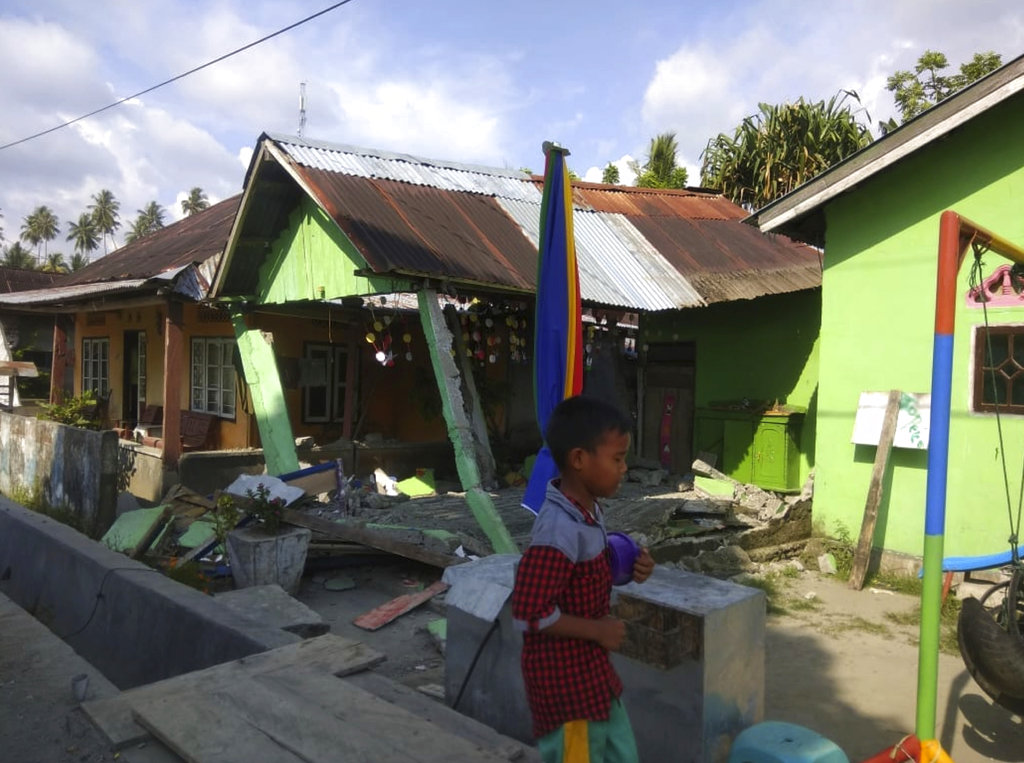 Powerful quakes rock Sulawesi in Indonesia, destroying homes