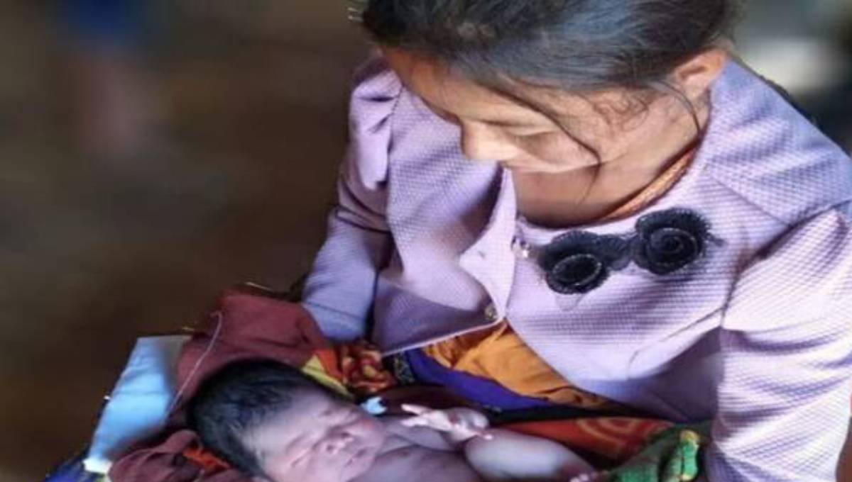 Myanmar Buddhist woman gives birth in no man’s land  