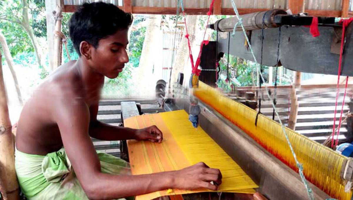 N’ganj Jamdani weavers working overnight to grab Eid market