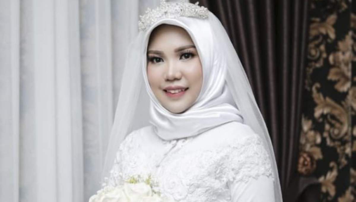 Woman wears wedding gown after fiance dies in Lion Air crash