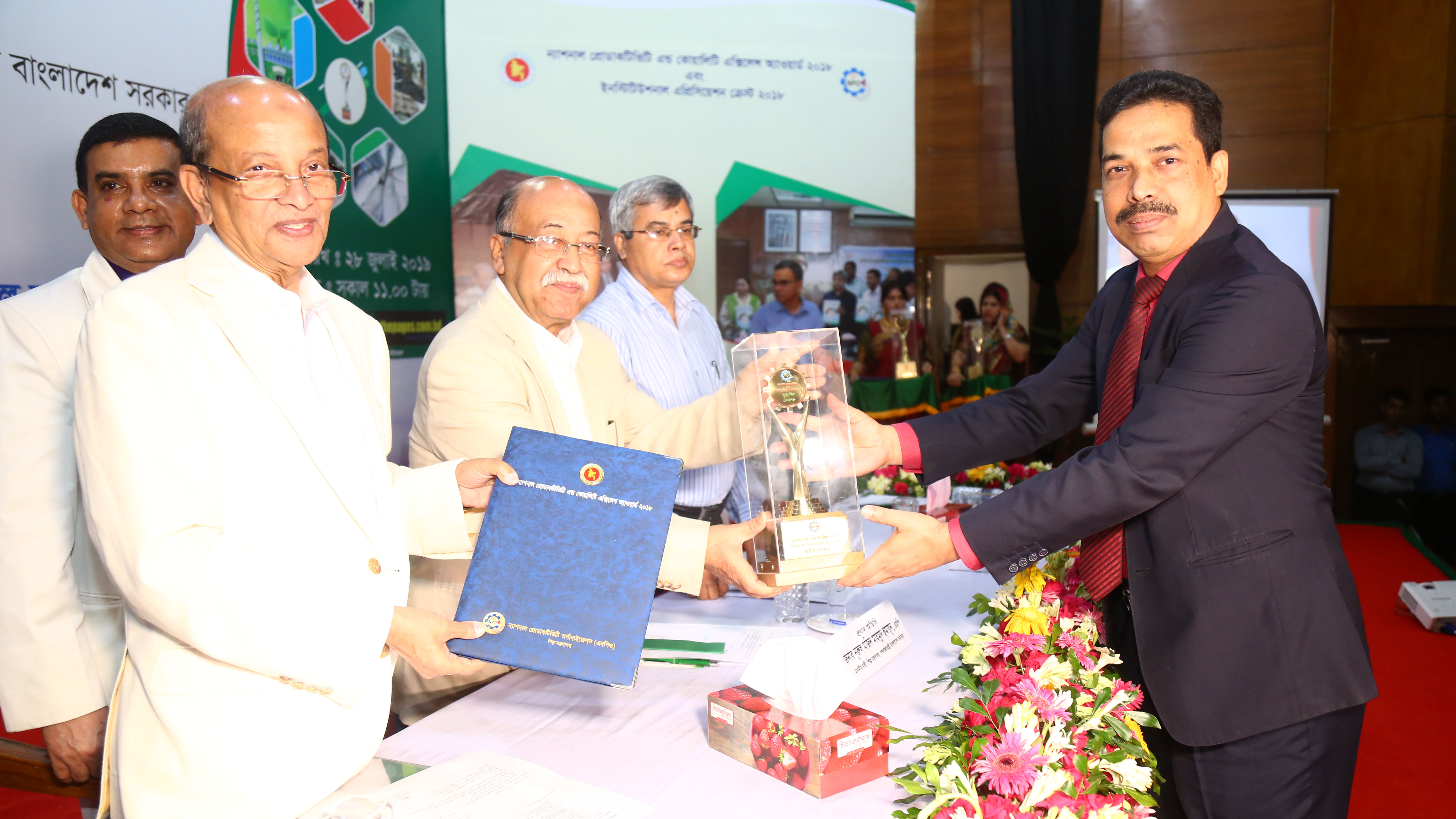 Walton gets award for productivity, excellence