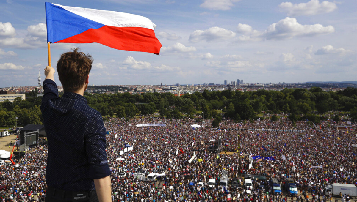 Crowd at huge Prague rally says Czech democracy is at risk