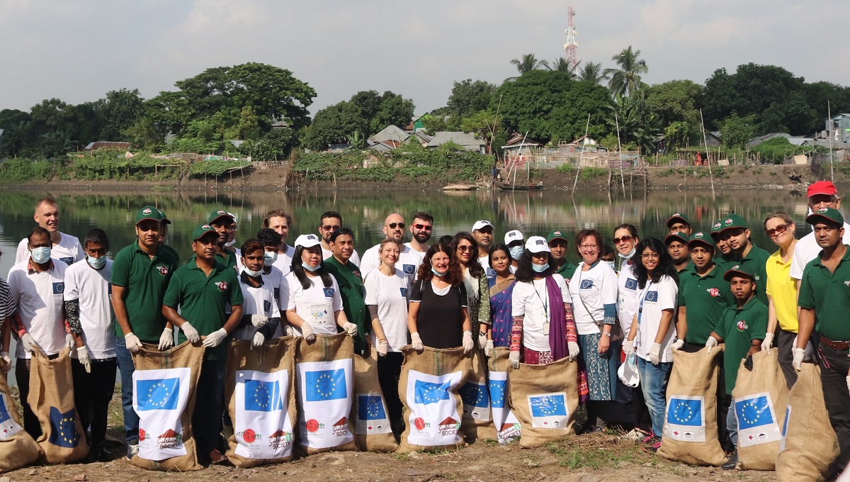 EU envoy joins hands with others to clean Gulshan-Banani Lake