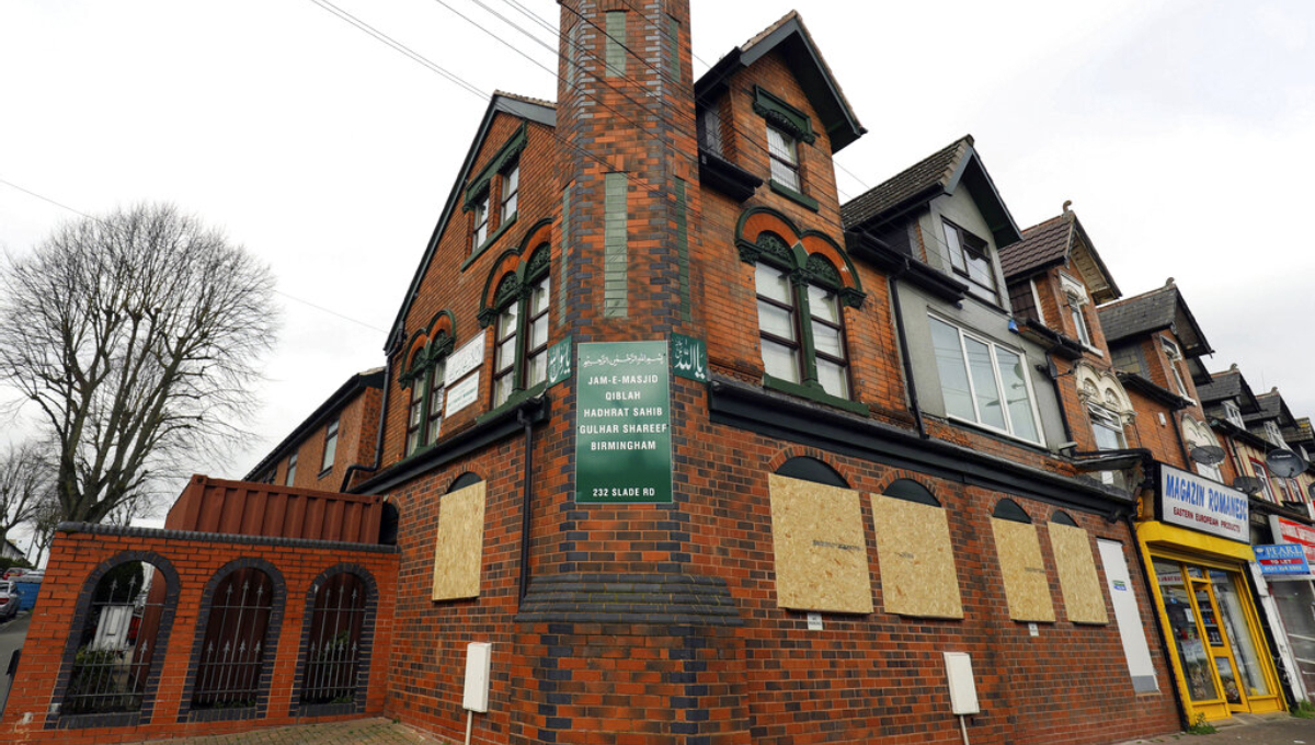 5 mosques vandalised in central England