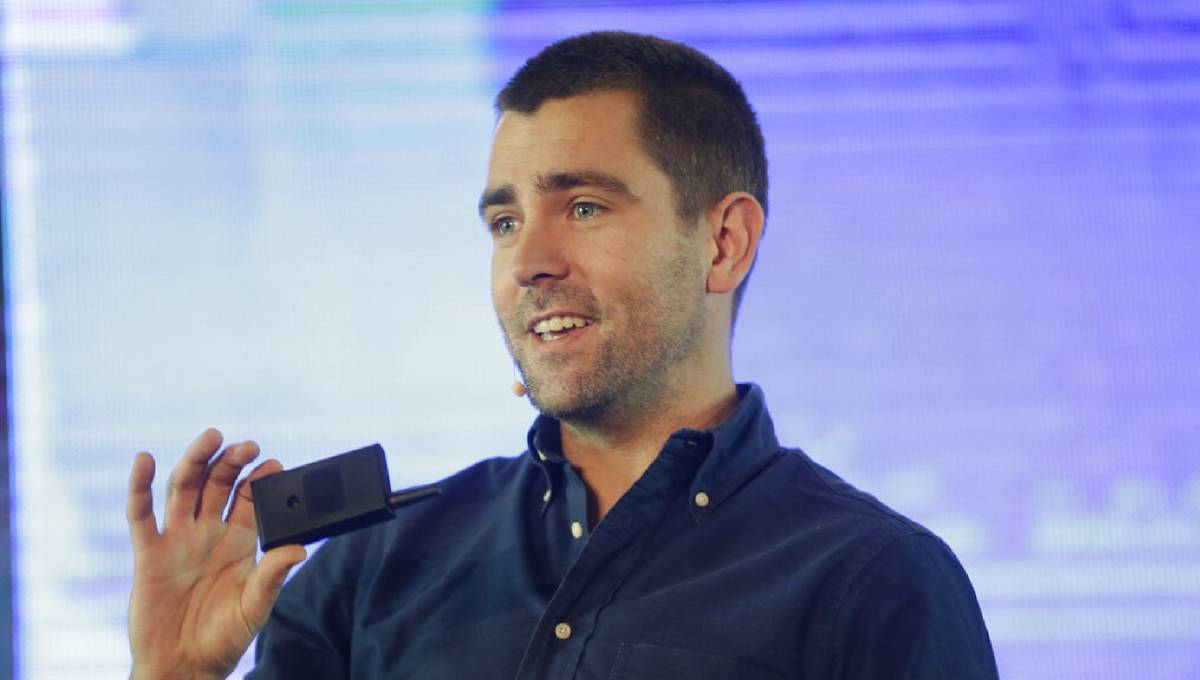 Facebook loses longtime product chief as it revamps strategy