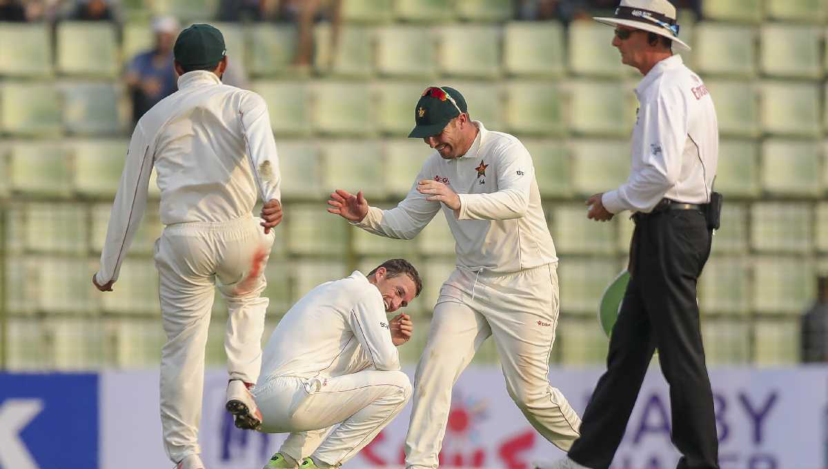 Zimbabwe lead by 140 runs against hapless Bangladesh