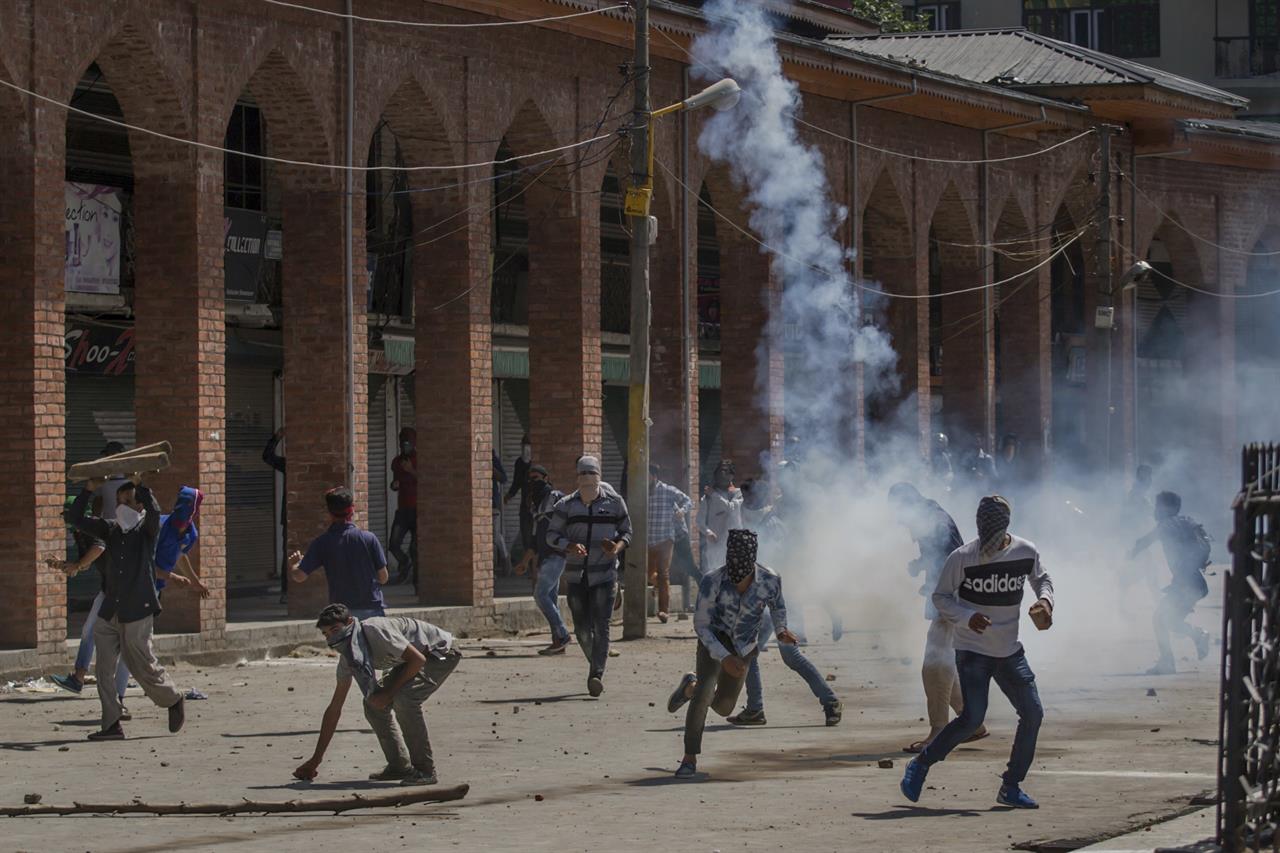 Kashmir man, 5 rebels die in anti-India clashes, gunbattle