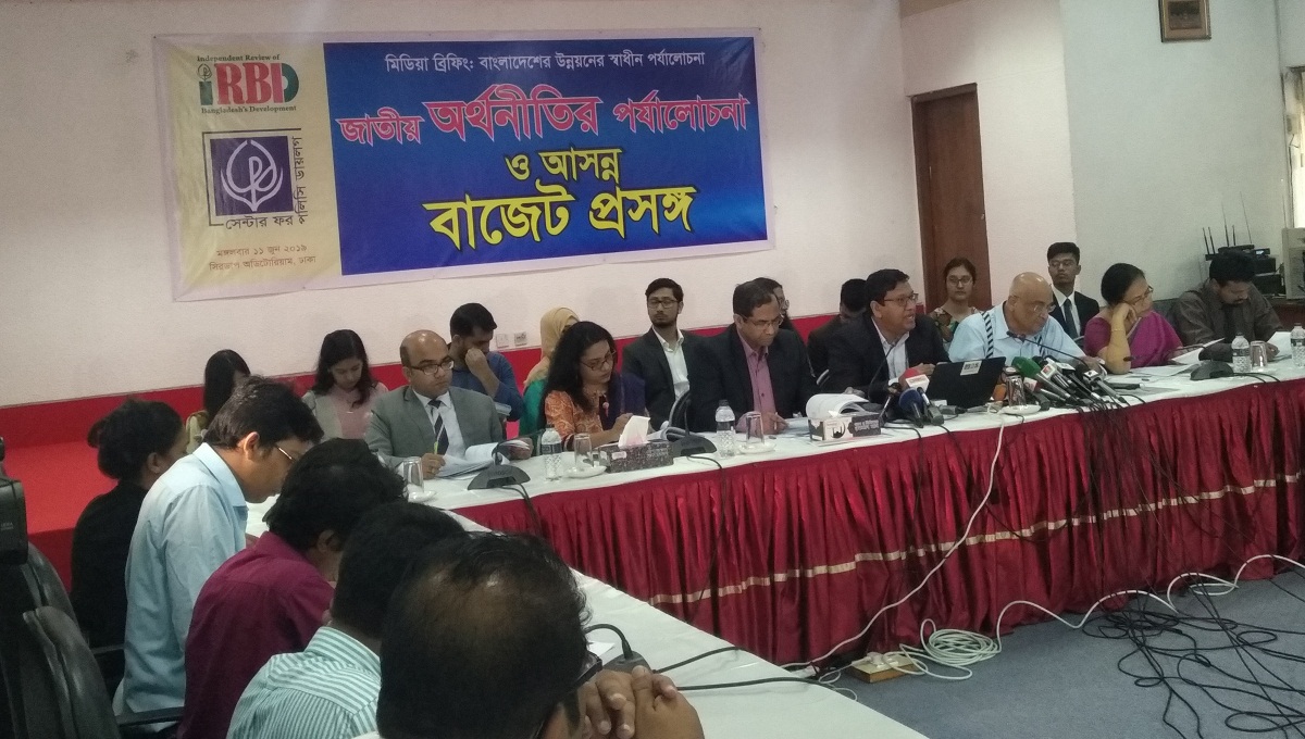 Govt treating farmers unfairly: Debapriya