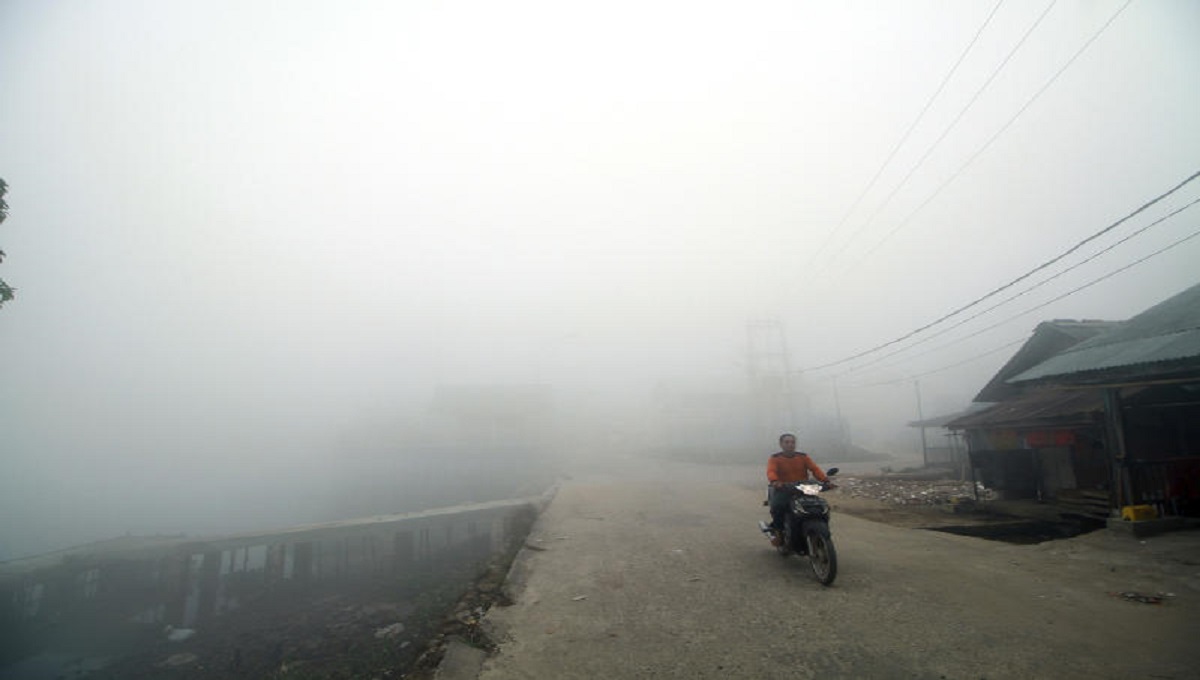 Indonesia province shuts schools as haze from fires returns