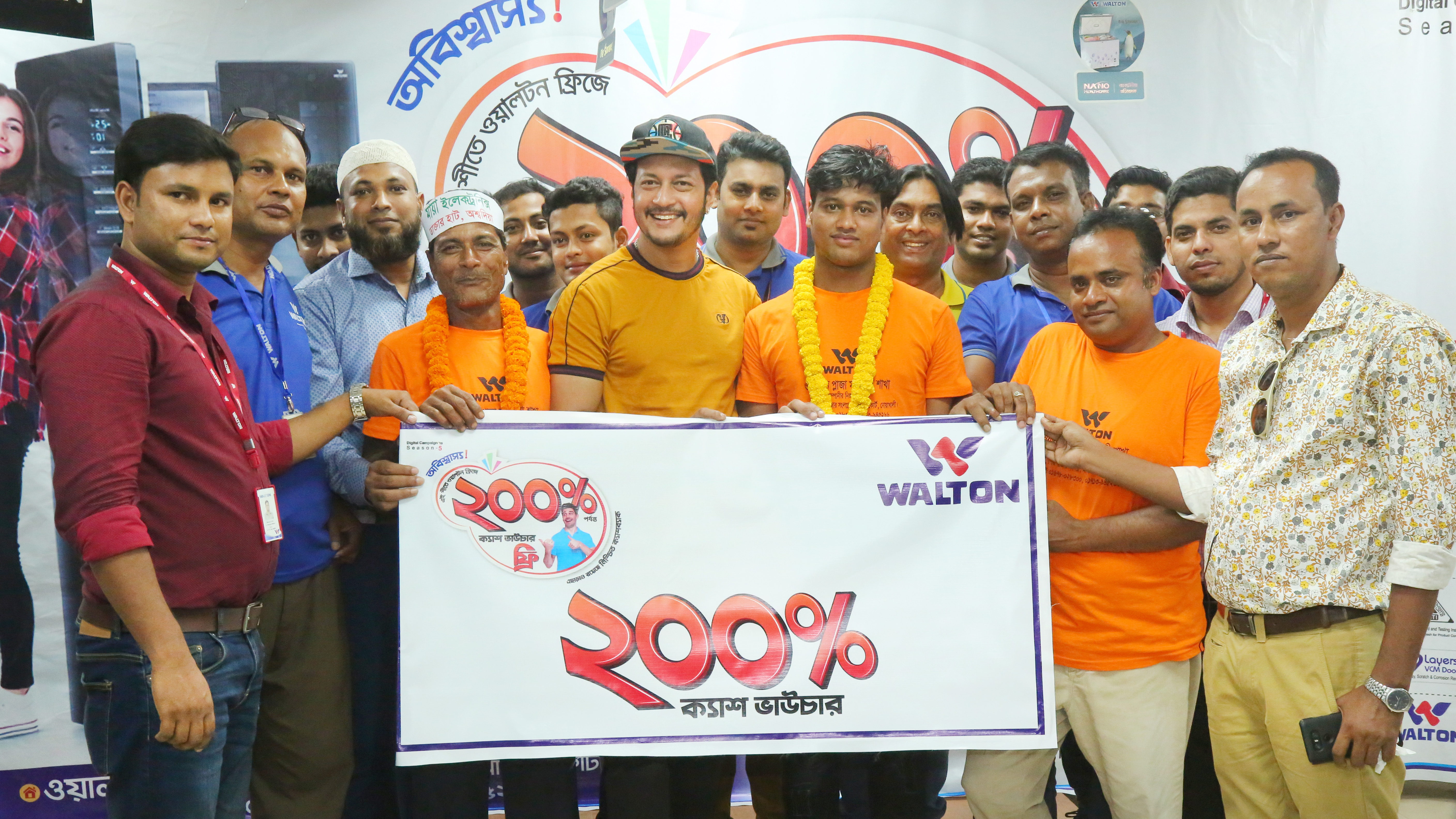 Actor Emon, Symon hand over Walton's cash vouchers